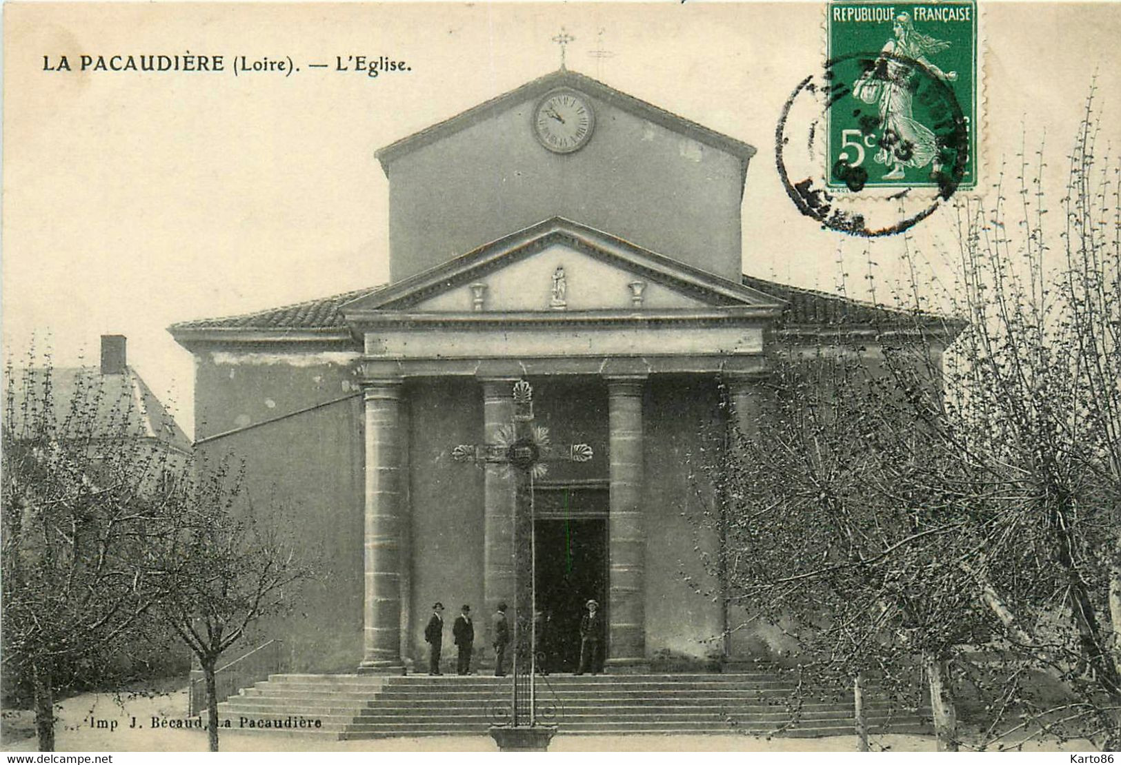 La Pacaudière * La Place De L'église Du Village - La Pacaudiere