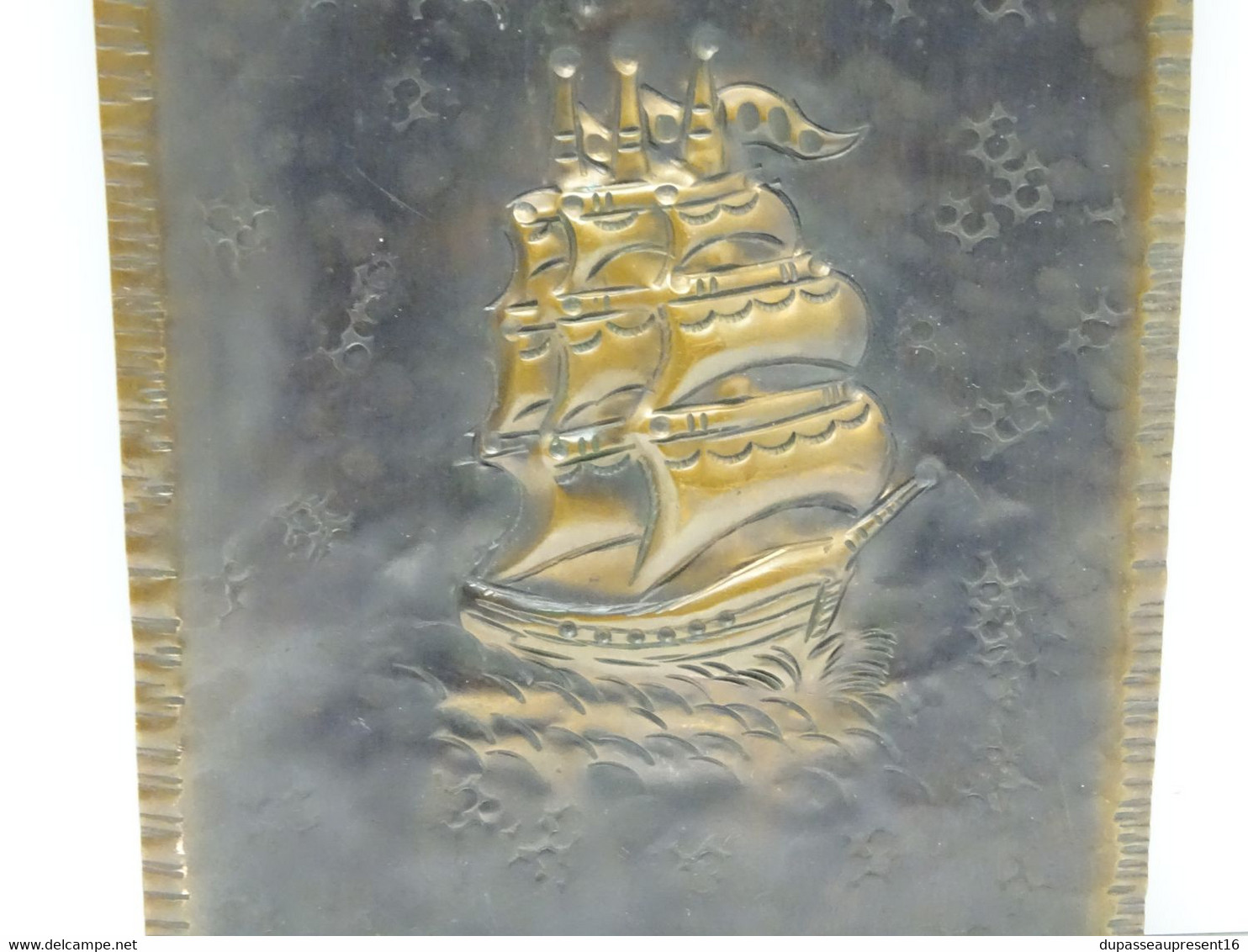 *  PLAQUE CUIVRE Repoussé Décor De BATEAU CARAVELLE Non Signé Déco Vintage  E - Cobre