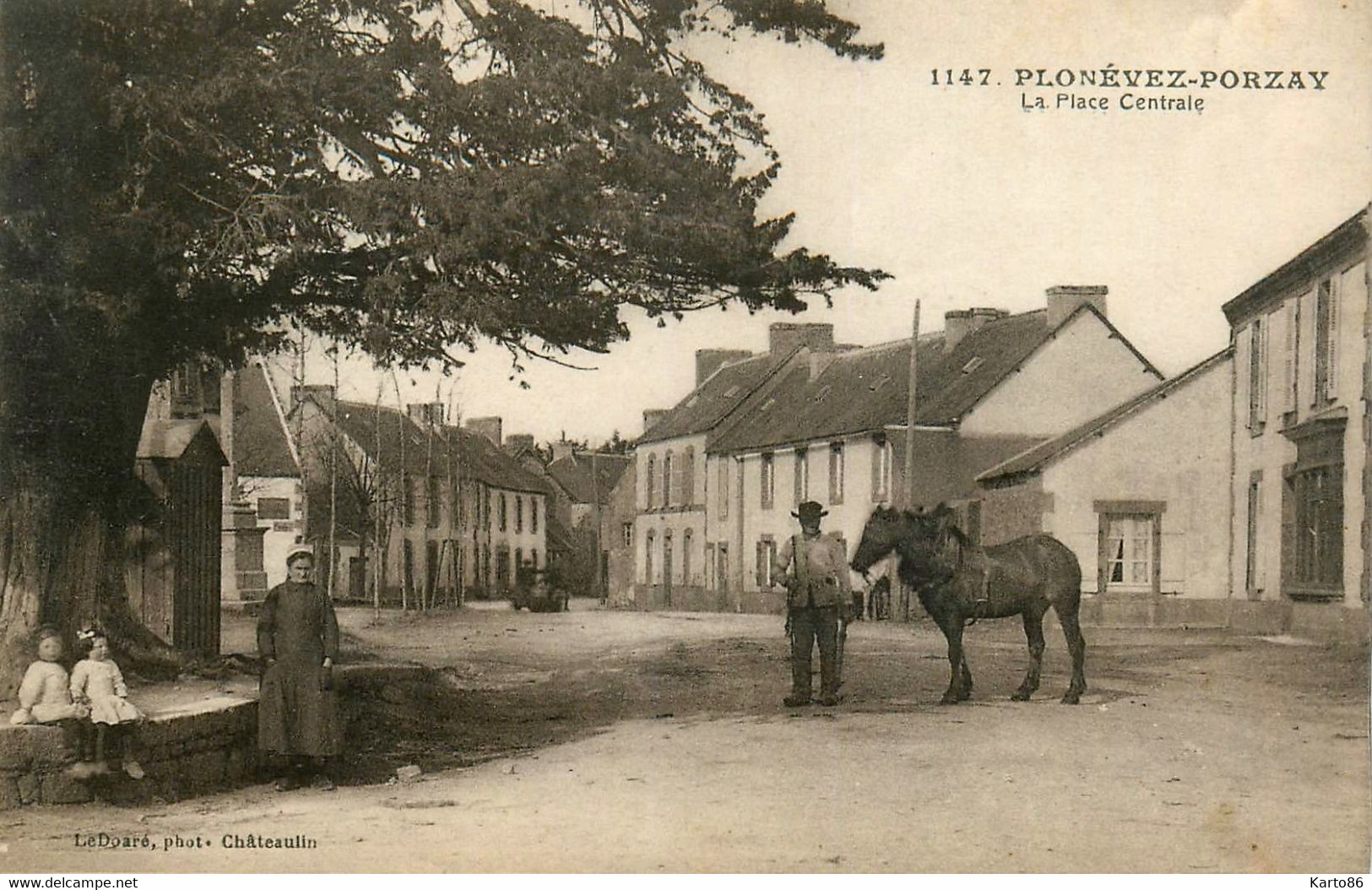 Plonévez Porzay * La Place Centrale Du Village * Homme Cheval Villageois - Plonévez-Porzay