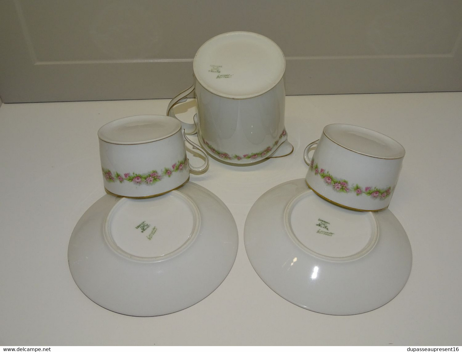 *2 TASSES & SOUCOUPES + 1 POT A LAIT PORCELAINE De LIMOGES Guirlande De Roses  E - Limoges (FRA)