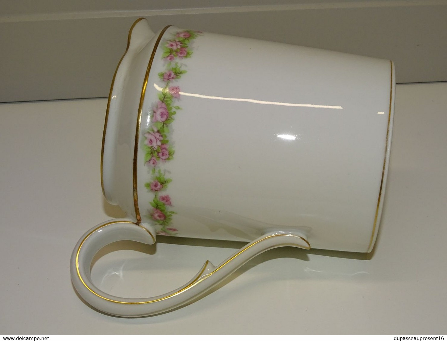 *2 TASSES & SOUCOUPES + 1 POT A LAIT PORCELAINE de LIMOGES guirlande de roses  E