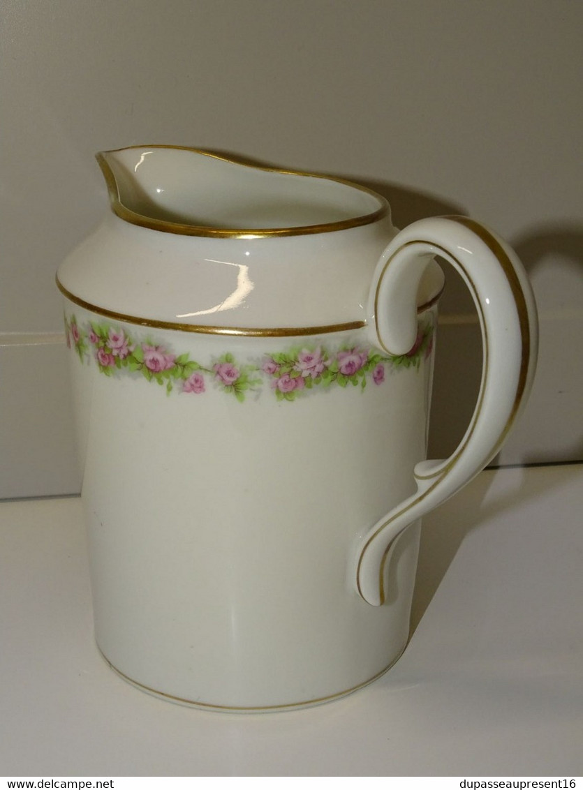 *2 TASSES & SOUCOUPES + 1 POT A LAIT PORCELAINE de LIMOGES guirlande de roses  E