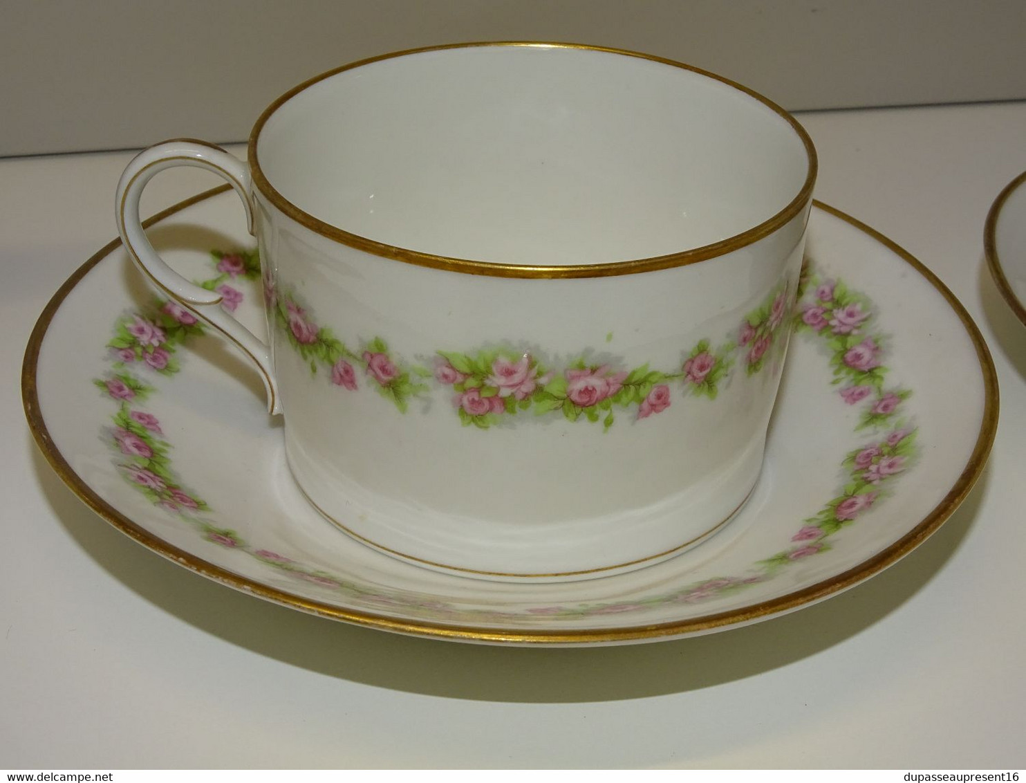 *2 TASSES & SOUCOUPES + 1 POT A LAIT PORCELAINE de LIMOGES guirlande de roses  E