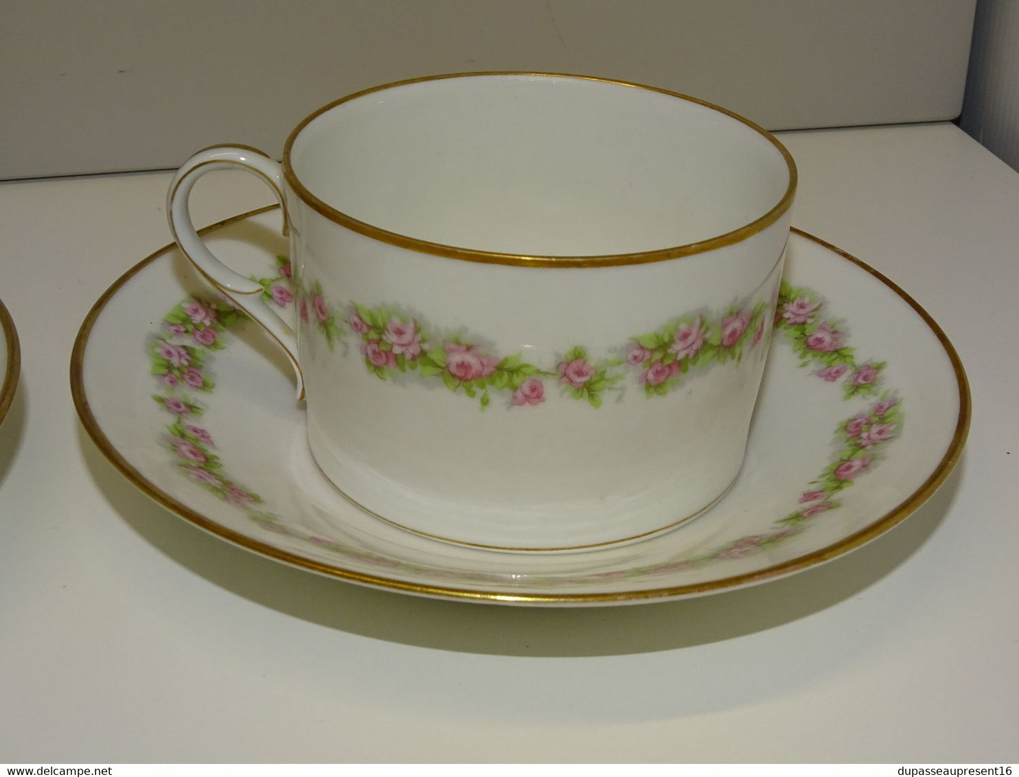 *2 TASSES & SOUCOUPES + 1 POT A LAIT PORCELAINE de LIMOGES guirlande de roses  E