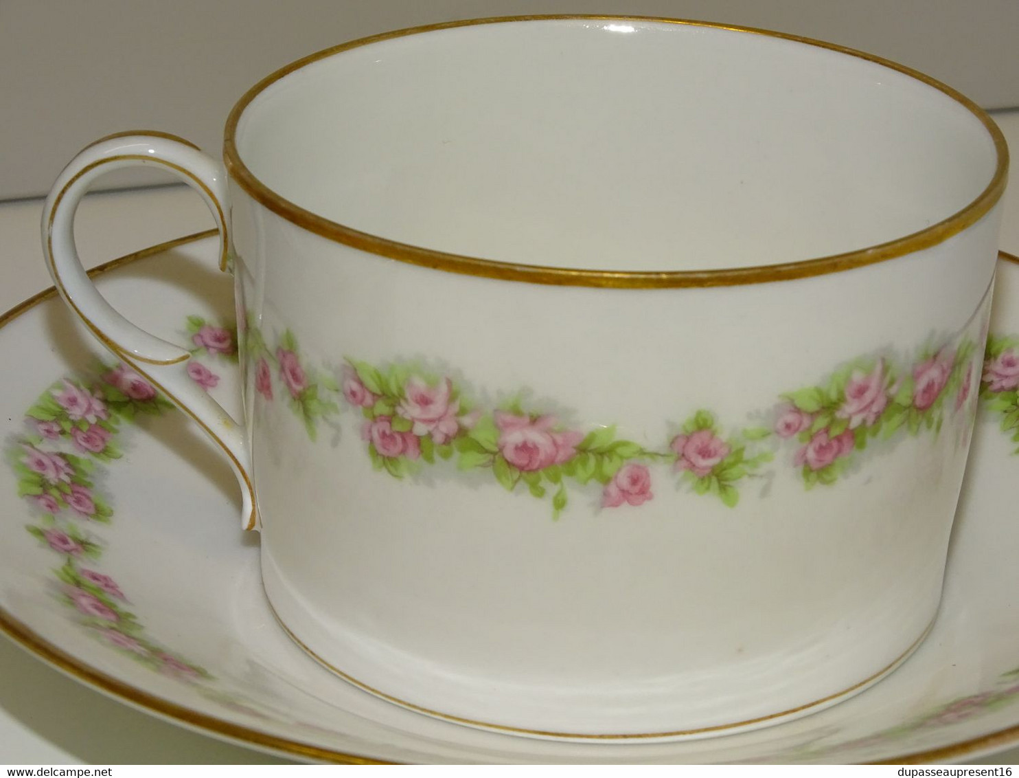 *2 TASSES & SOUCOUPES + 1 POT A LAIT PORCELAINE de LIMOGES guirlande de roses  E