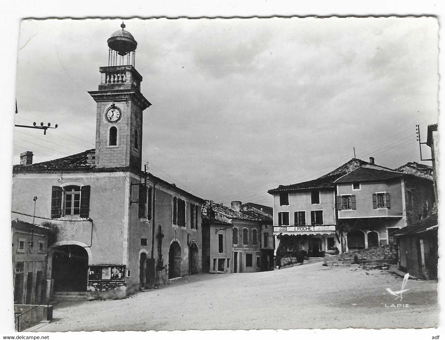 CPSM EN PASSANT PAR... MONTAIGU DE QUERCY, LA MAIRIE ET LE DONJON, EPICERIE MERCERIE " CROCHET ", TARN ET GARONNE 82 - Montaigu De Quercy