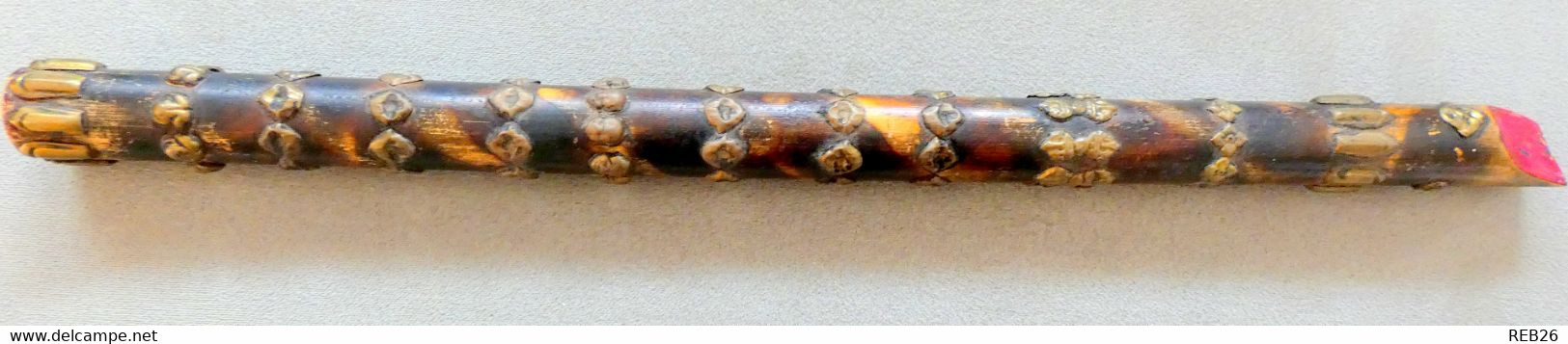 flute ancienne decoree motifs laiton tous differents