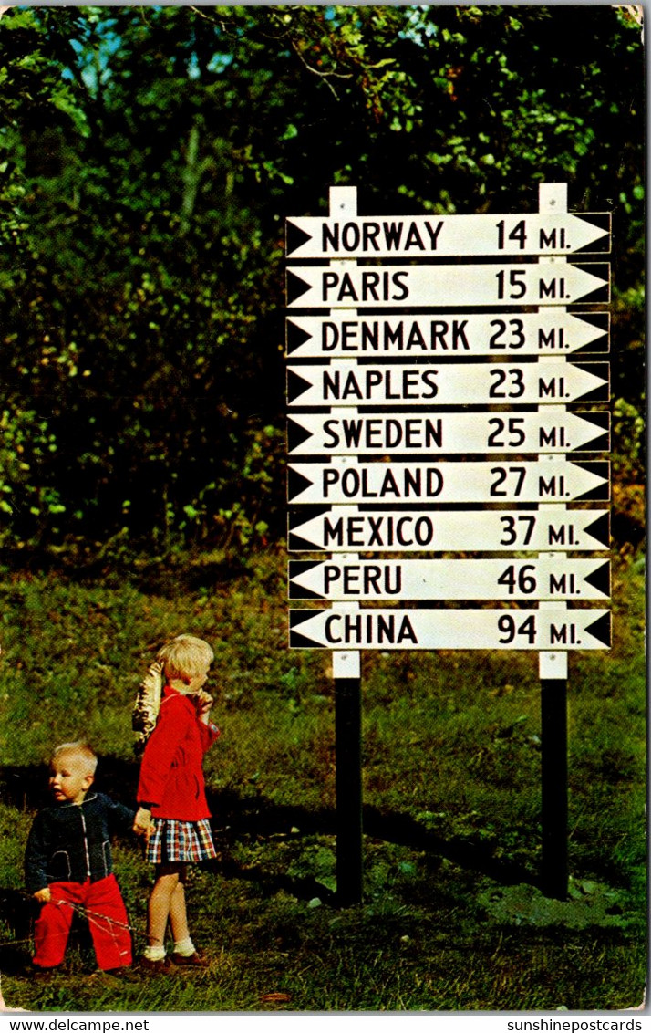 Maine Lynchville Famous Sign Post At Junction Of Routes 5 And 35 - Kennebunkport