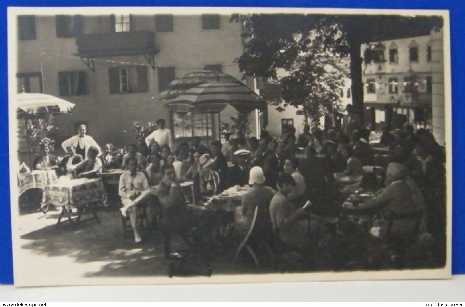 (C) COLLE ISARCO - VIPITENO - FOTOGRAFICA - FOTO DI R.YOCHLER (JOCHLER) - PERSONE IN PIAZZA AL BAR - NON VIAGGIATA 1929 - Vipiteno