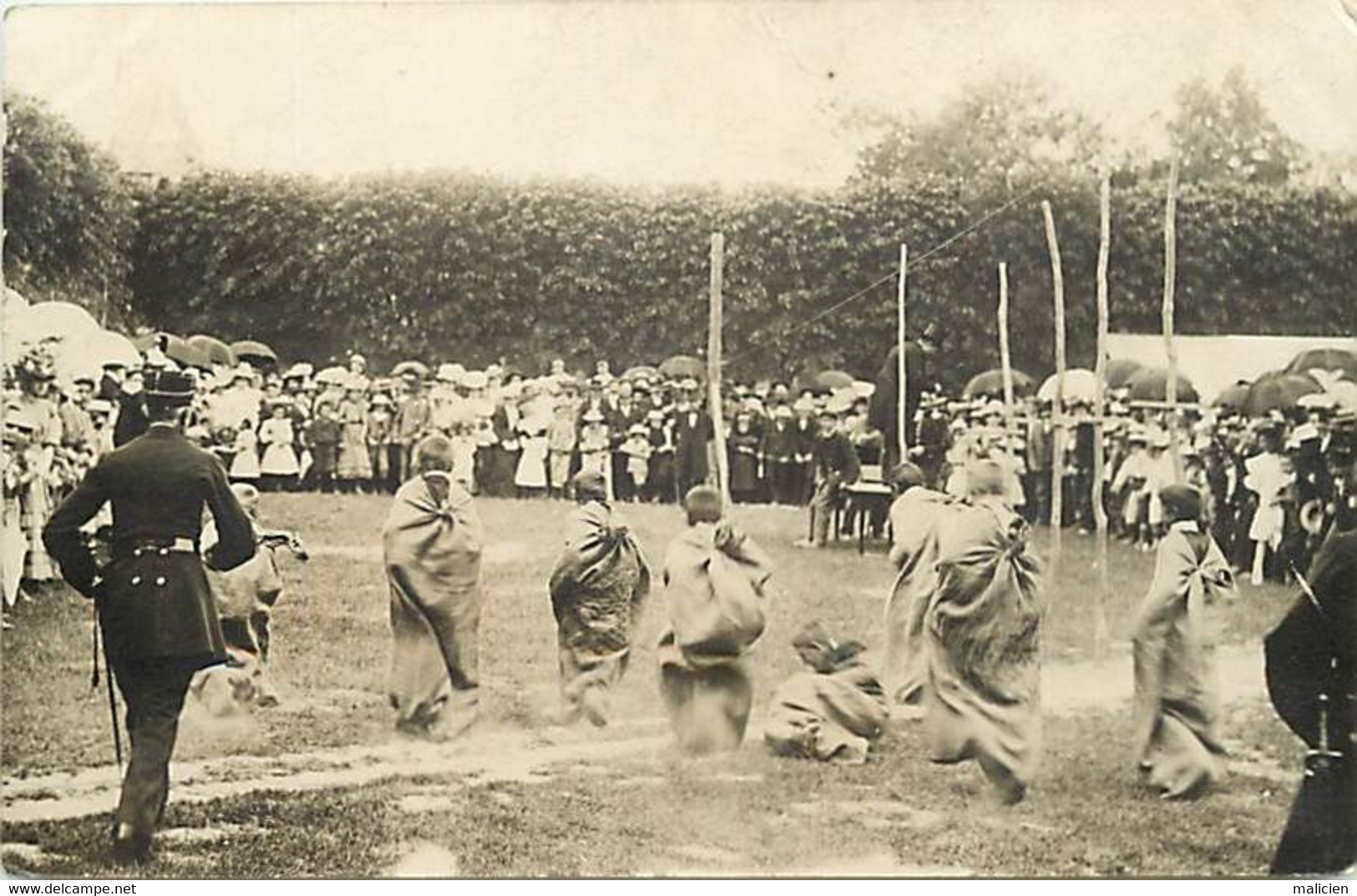 - Ref-C693- Jeux Régionaux - Course En Sac -  Kermesse - Fête - Fêtes - Carte Photo Non Située - - Jeux Régionaux