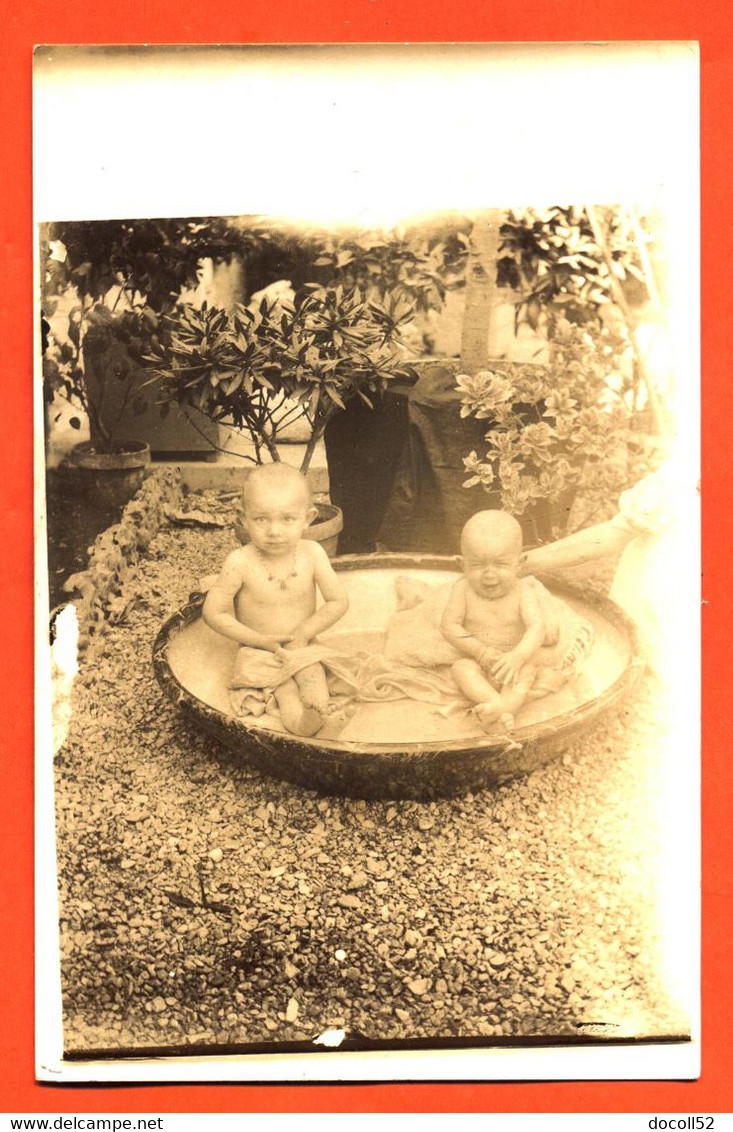 CPA Carte Photo Envoyée à Bourmont " Deux Bébés Assis Dans Un Bac à Fleurs " - Bourmont