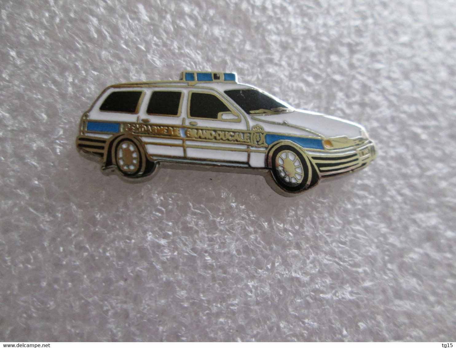 PIN'S    FORD  SIERRA  BREAK    GENDARMERIE  LUXEMBOURG Email Grand Feu  DEHA - Ford