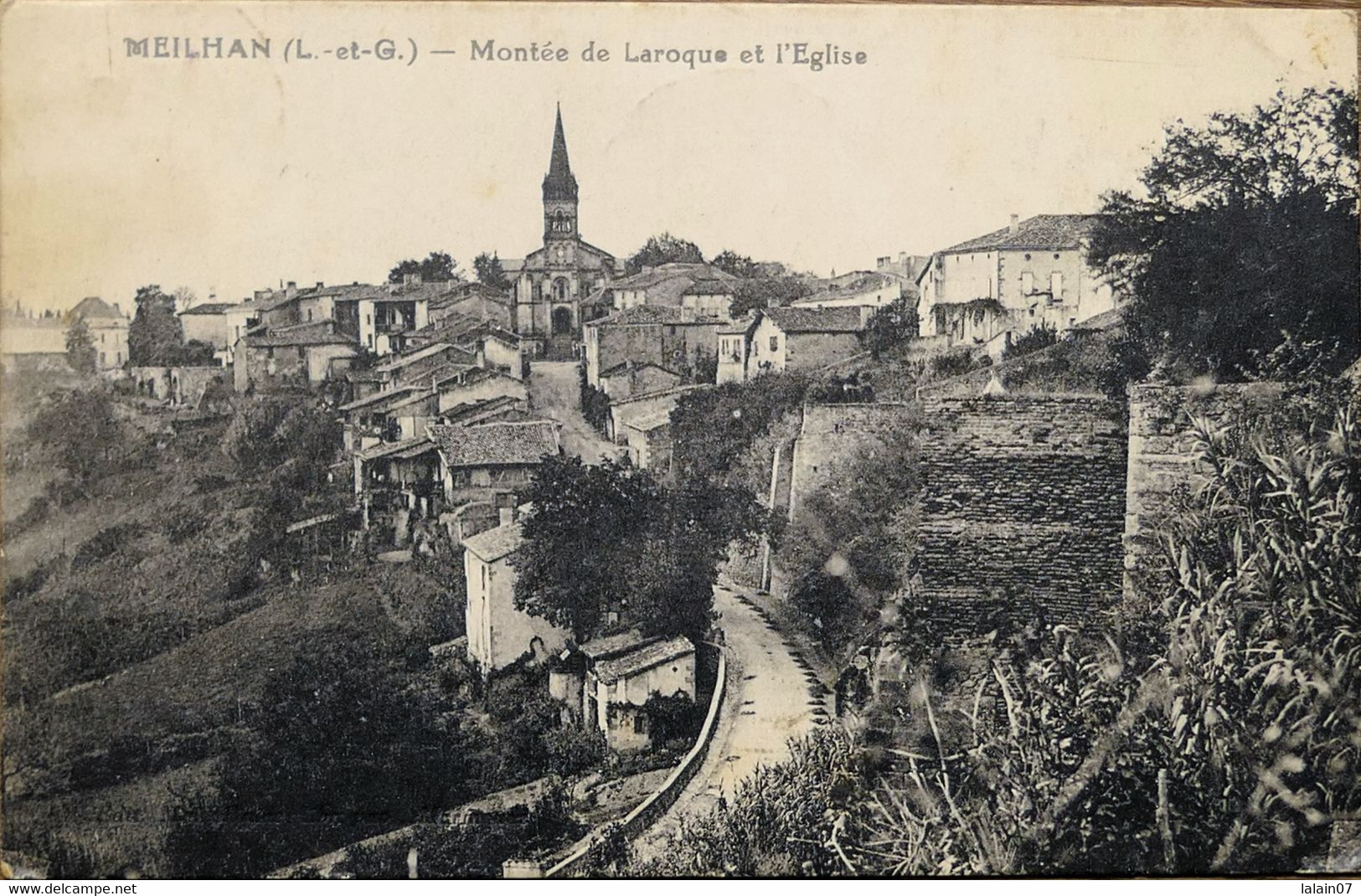 C. P. A. : 47 : MEILHAN : Montée De Laroque Et L'Eglise, Timbre En 1933 - Meilhan Sur Garonne