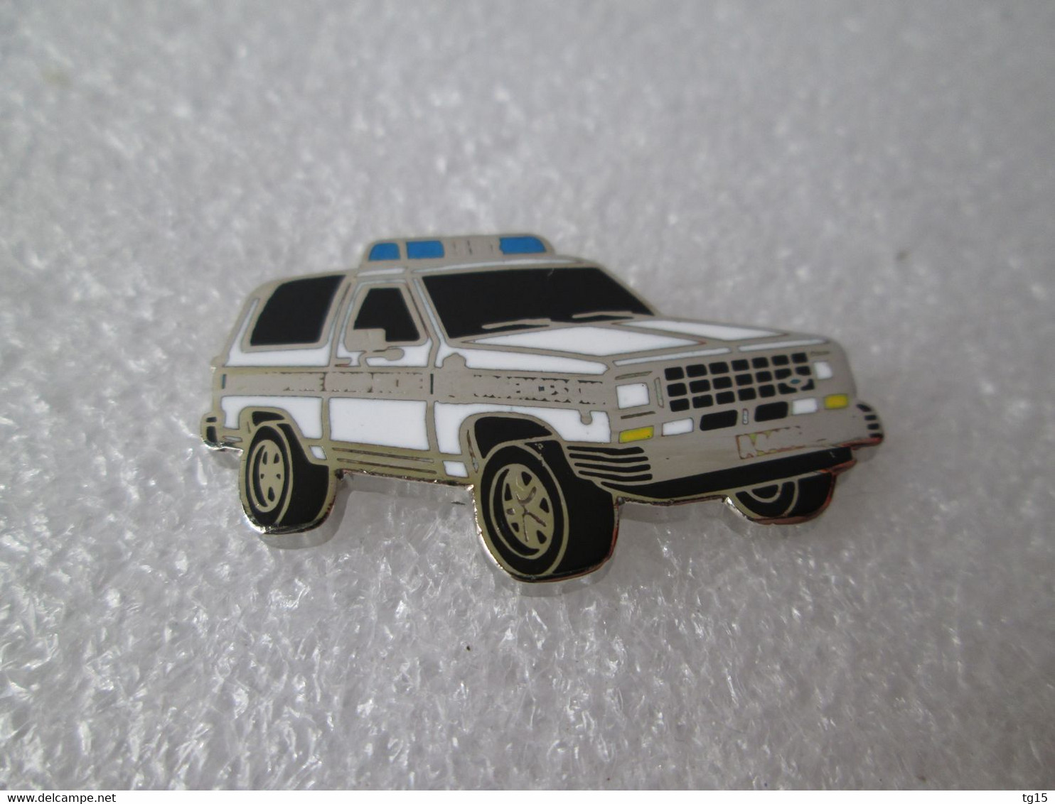 PIN'S    FORD  BRONCO GENDARMERIE  URGENCES  LUXEMBOURG  Email Grand Feu   DEHA - Ford