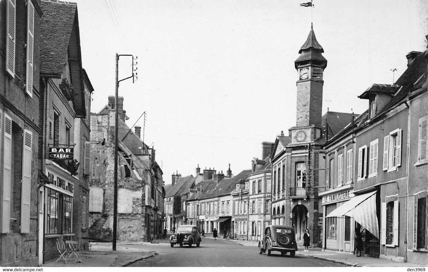 CHÂTEAUNEUF-en-THYMERAIS (Eure-et-Loir) - Carrefour De L'Hôtel De Ville - Bar-Tabac, Le Familistère, Automobiles - Châteauneuf