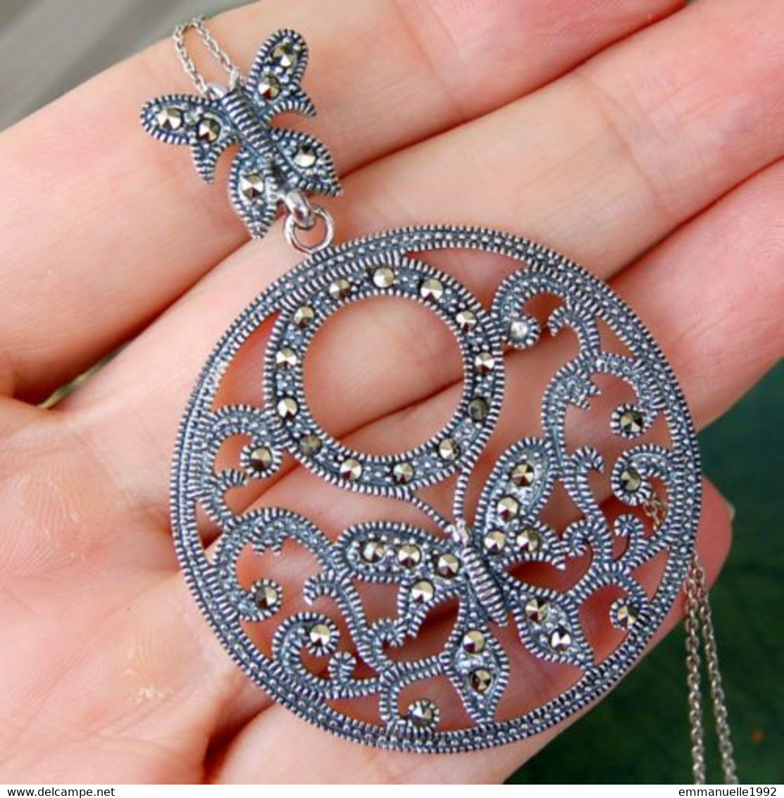 Superbe Grand Pendentif Rond Style Art Nouveau En Argent Et Marcassites Décor Papillons - Pendants