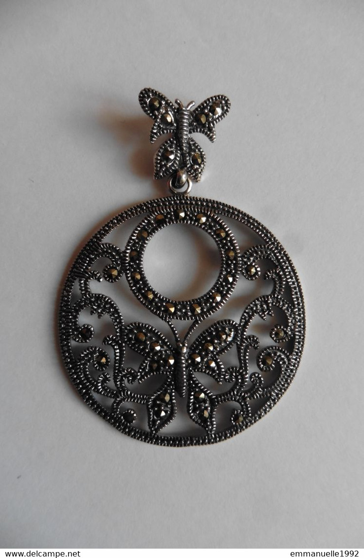 Superbe Grand Pendentif Rond Style Art Nouveau En Argent Et Marcassites Décor Papillons - Anhänger