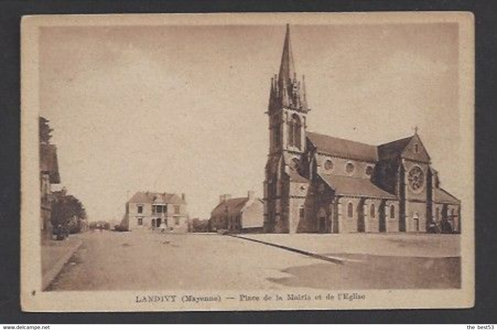 Landivy  -  Place De La Mairie Et  L'Eglise - Landivy