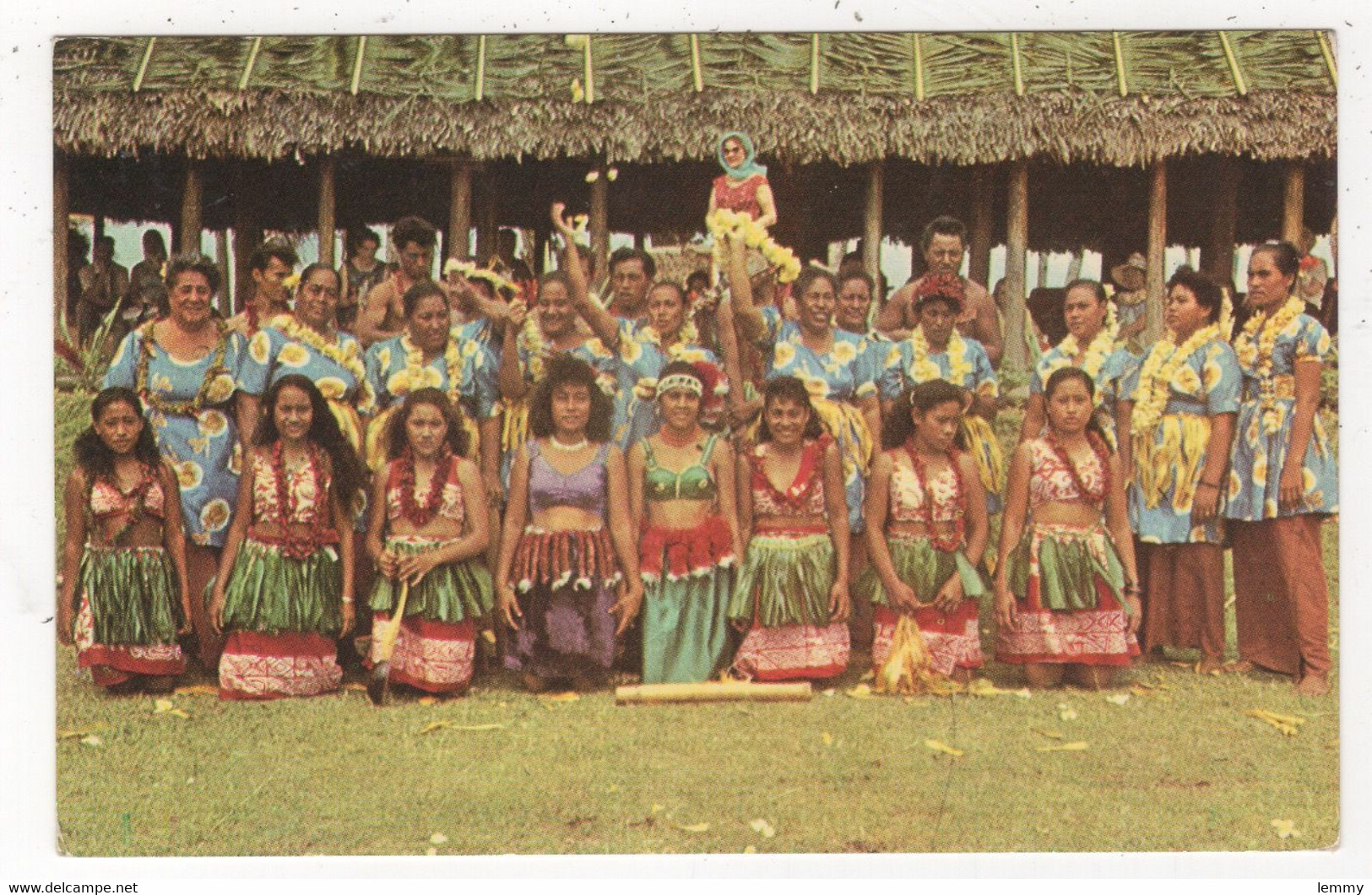 0CÉANIE - SAMOA - GROUPE DE DANSEURS - SAMOAN DANCE GROUP ASSEMBLED IN FRONT OF A SAMOAN FALE - Samoa