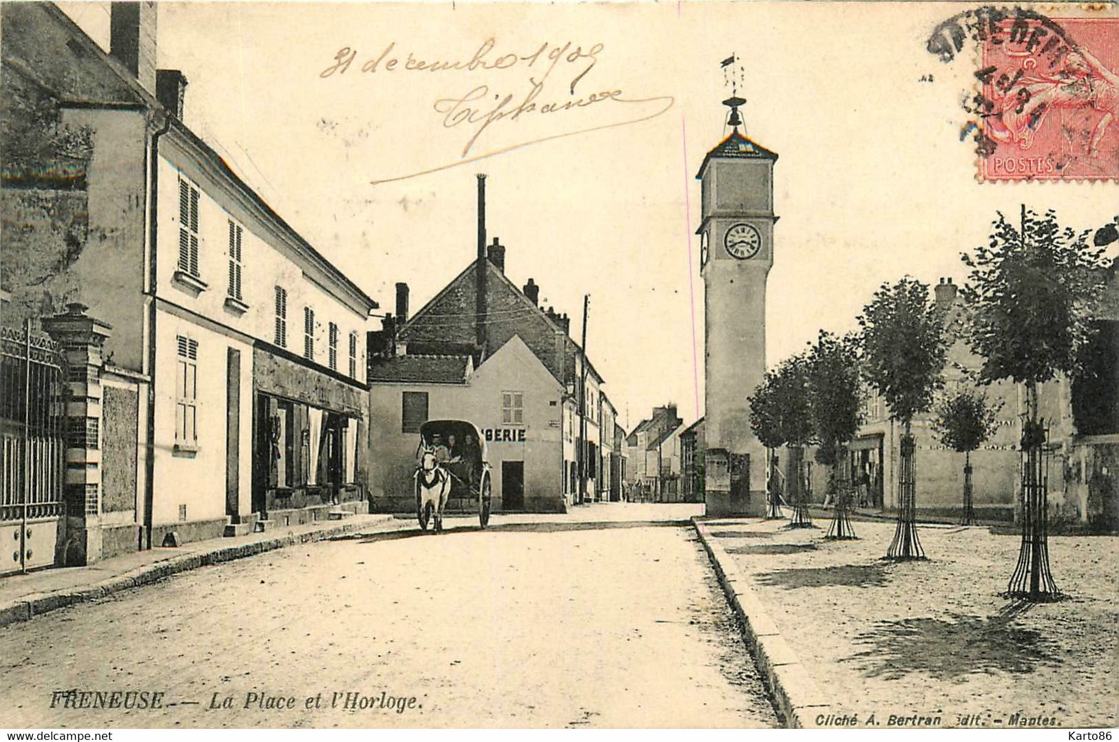 Freneuse * La Place Du Village Et L'horloge * Attelage - Freneuse