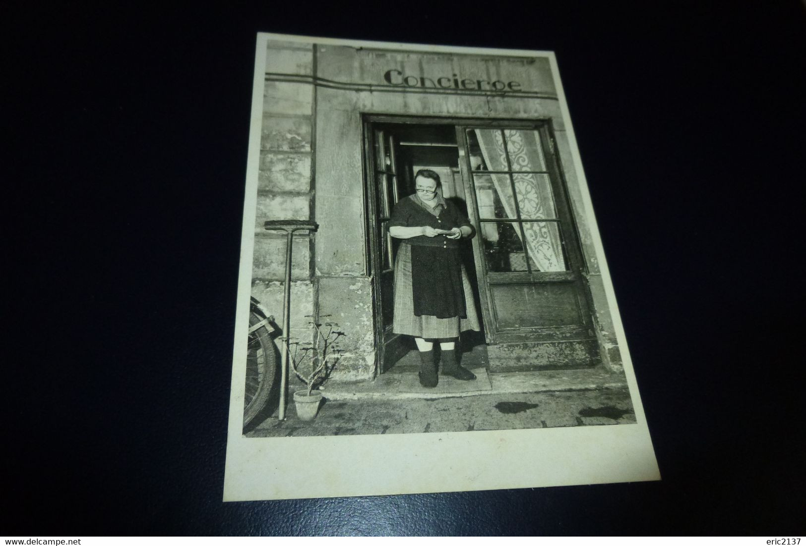 BELLE CARTE PHOTO ...."UNE CONCIERGE DE LA RUE JACOB". (re) - Doisneau