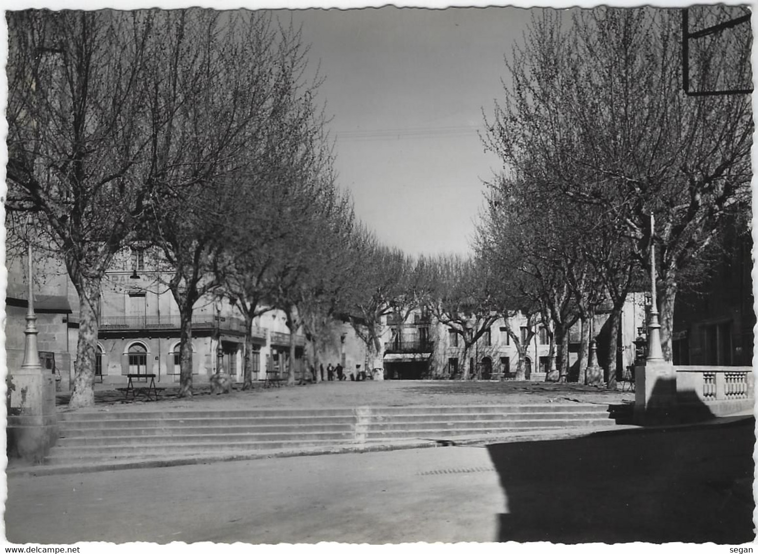 CAPESTANG  LA PLACE JEAN JAURES - Capestang