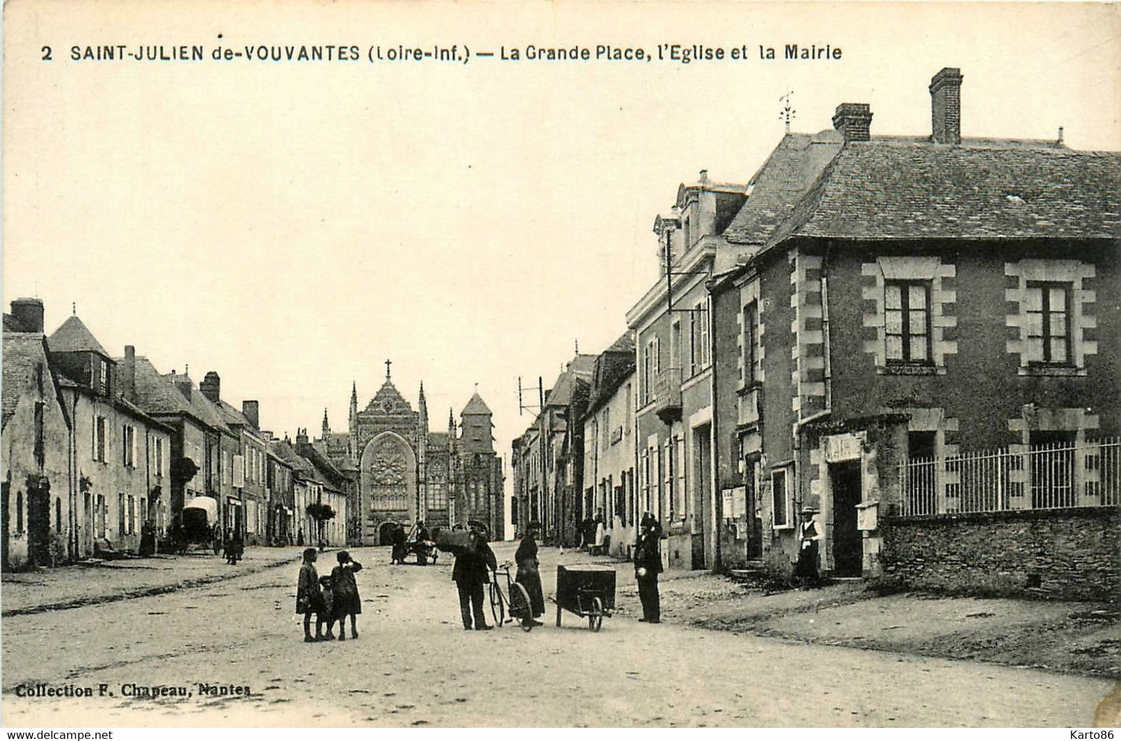 St Julien De Vouvantes * La Grande Place , L'église Et La Mairie * Villageois - Saint Julien De Vouvantes