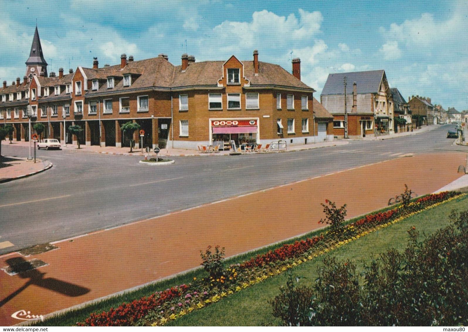 ROSIERES  -  Place Du Maréchal Leclerc ( Magasin FAMY ) - Rosieres En Santerre