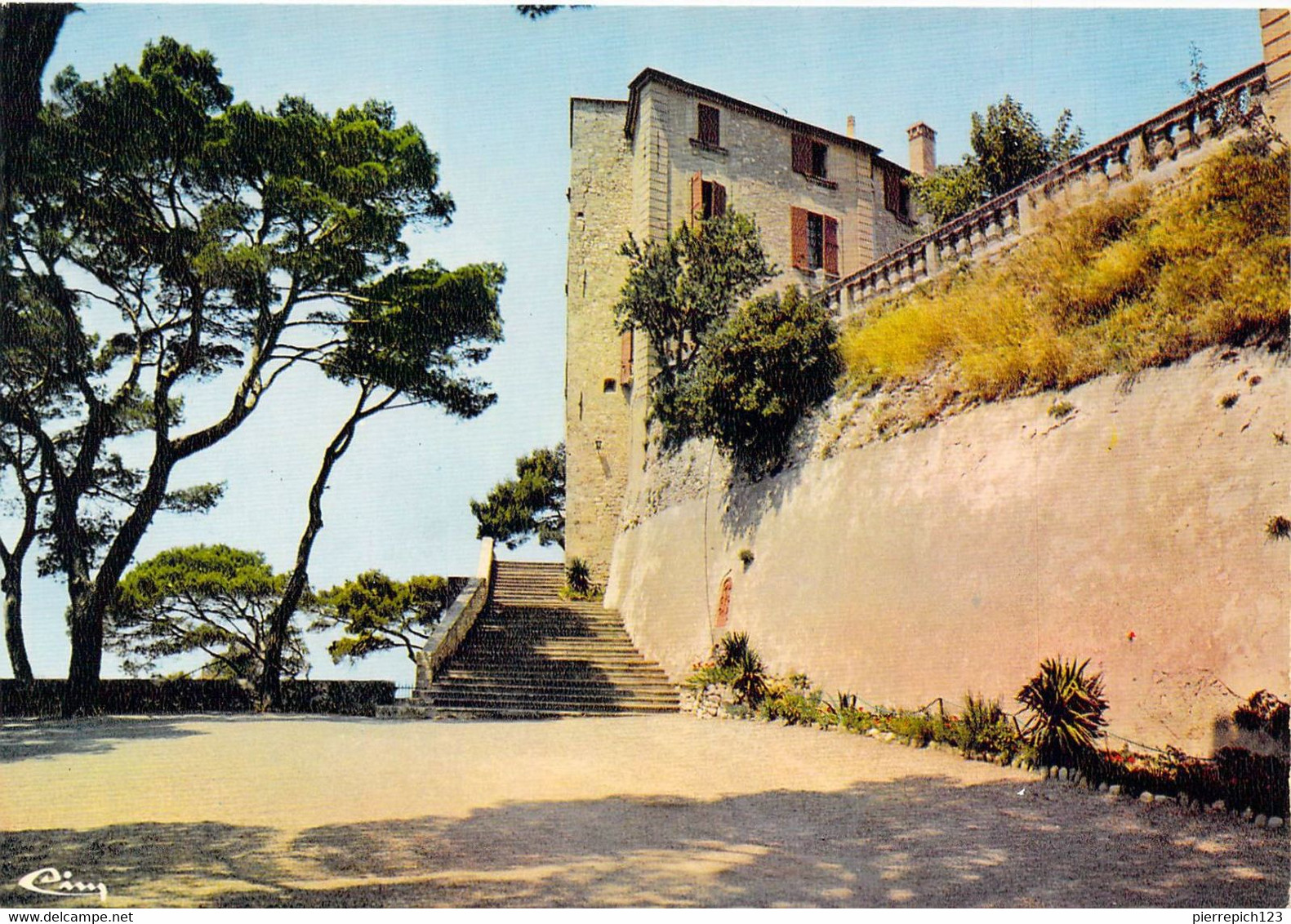 13 - Meyrargues - Le Château Du XIe Siècle - Meyrargues