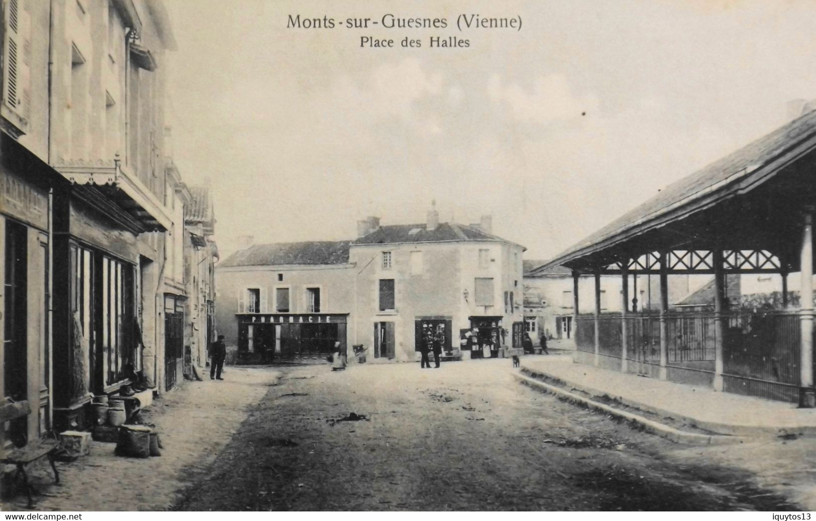 CPA. [86] Vienne > MONTS-SUR-GUESNES > PLACE DES HALLES - TBE - Monts Sur Guesnes