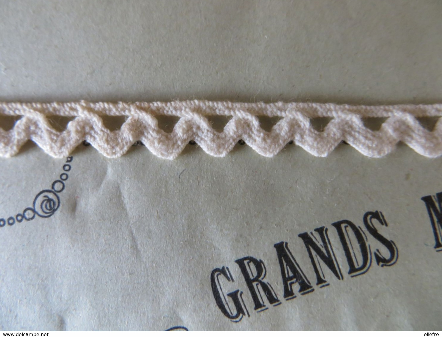 Grands Magasins De La Samaritaine  Bordure Piqué De Coton Complet  Emballage D'origine Comptoir Des Ouvrages De Dames - Encajes Y Tejidos