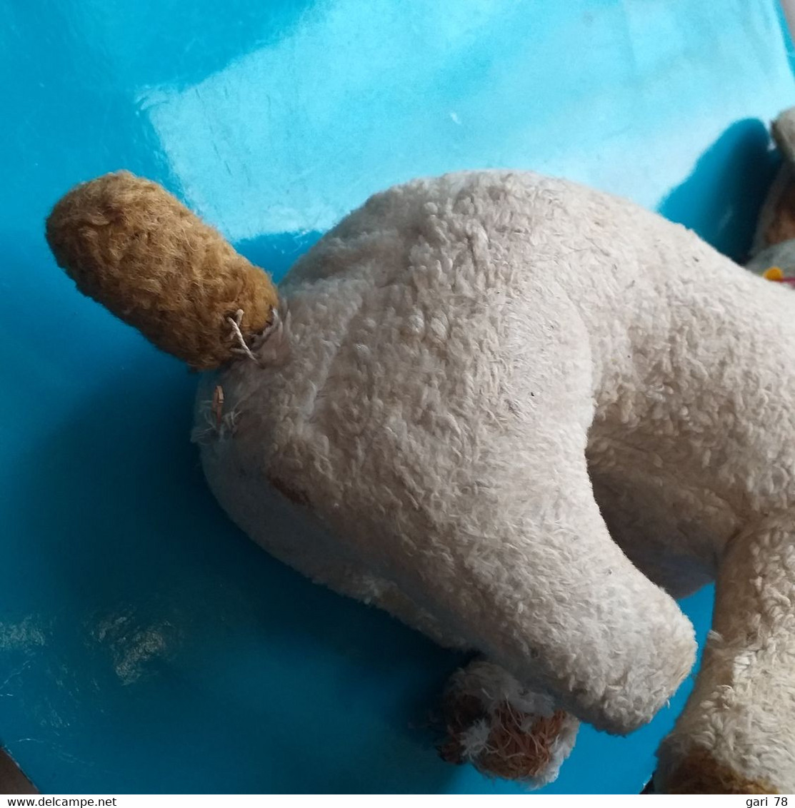 Peluche ancienne, chien - intérieur en paille (à restaurer partiellement)