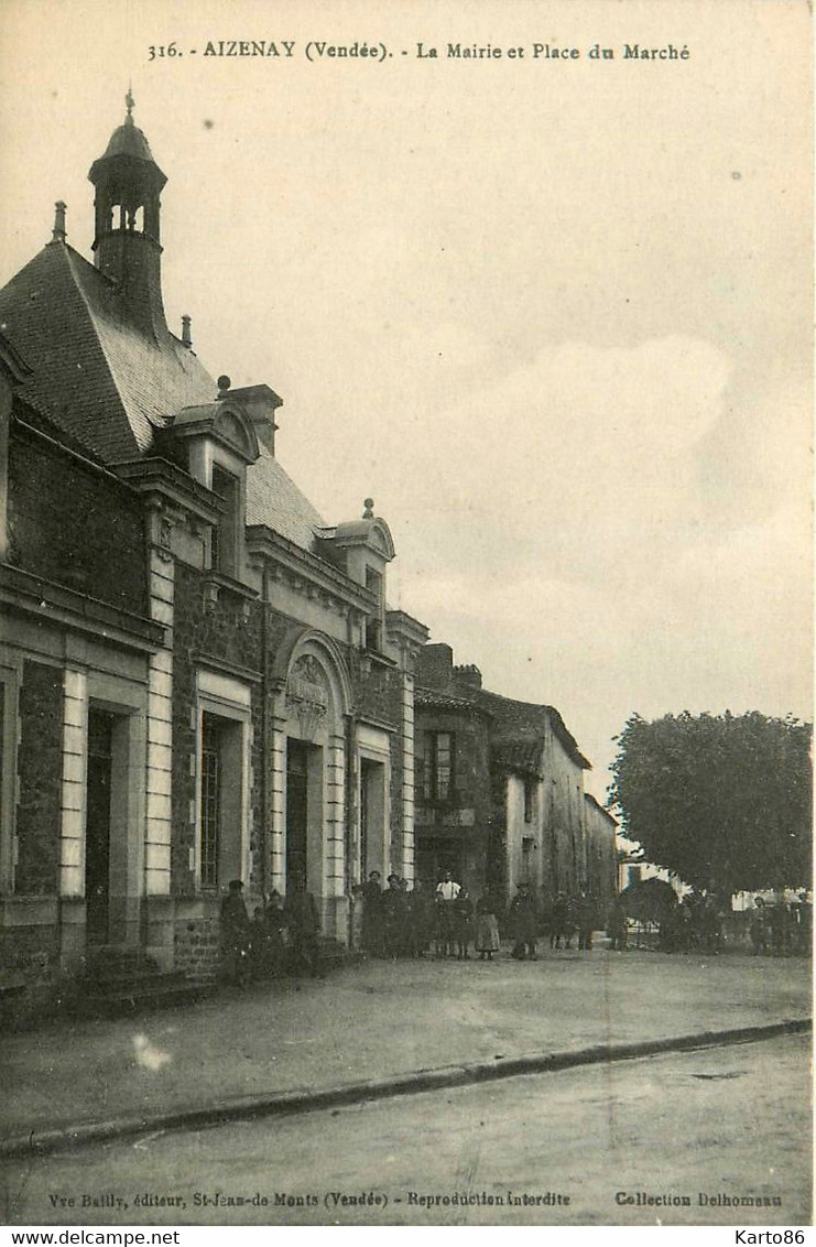 Aizenay * La Place Du Marché Et La Mairie * Hôtel De Ville - Aizenay