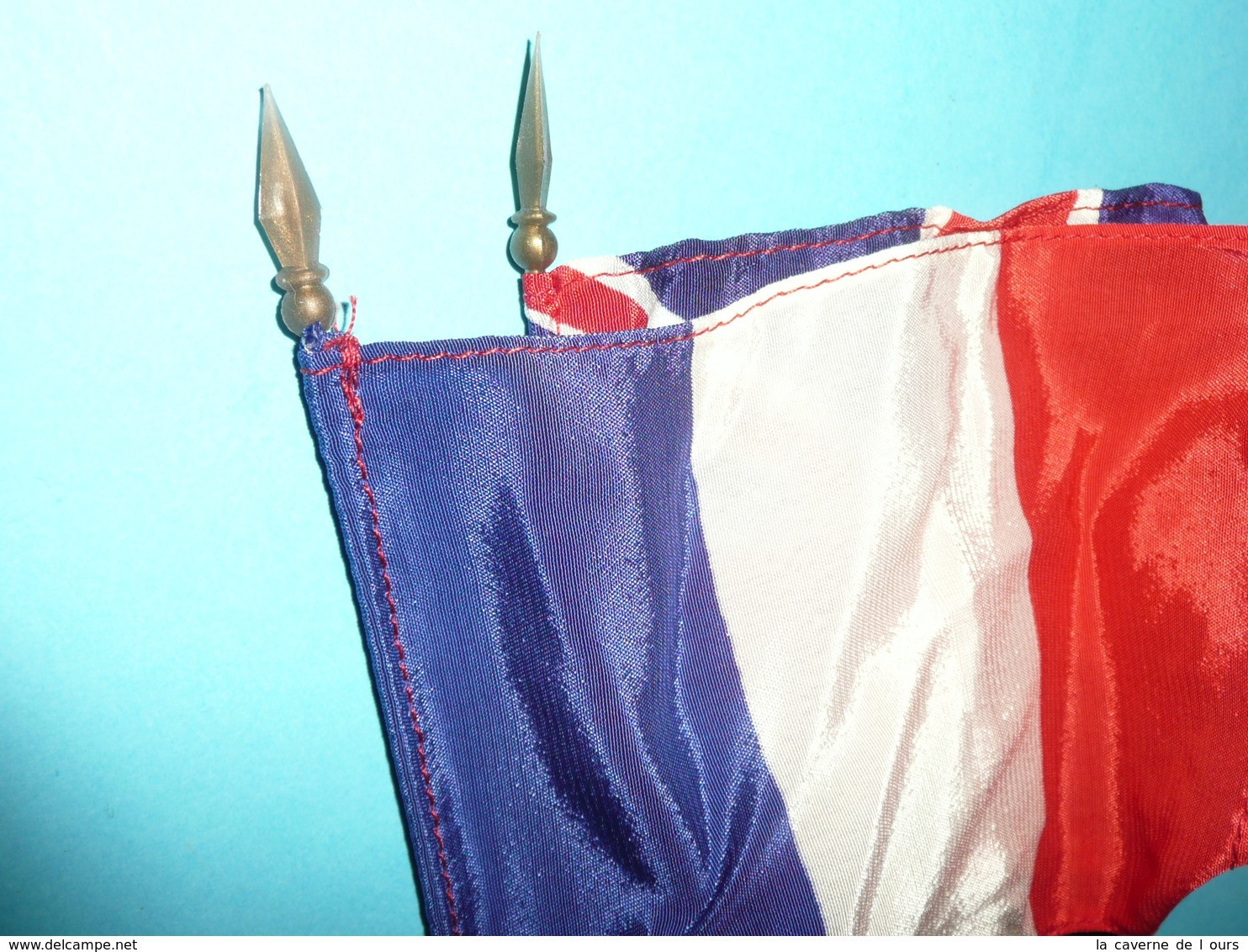 Lot De 2 Anciens Drapeaux France & Royaume Uni Métal Plastique Et Tissu Angleterre Union Jack Bleu Blanc Rouge - Flags