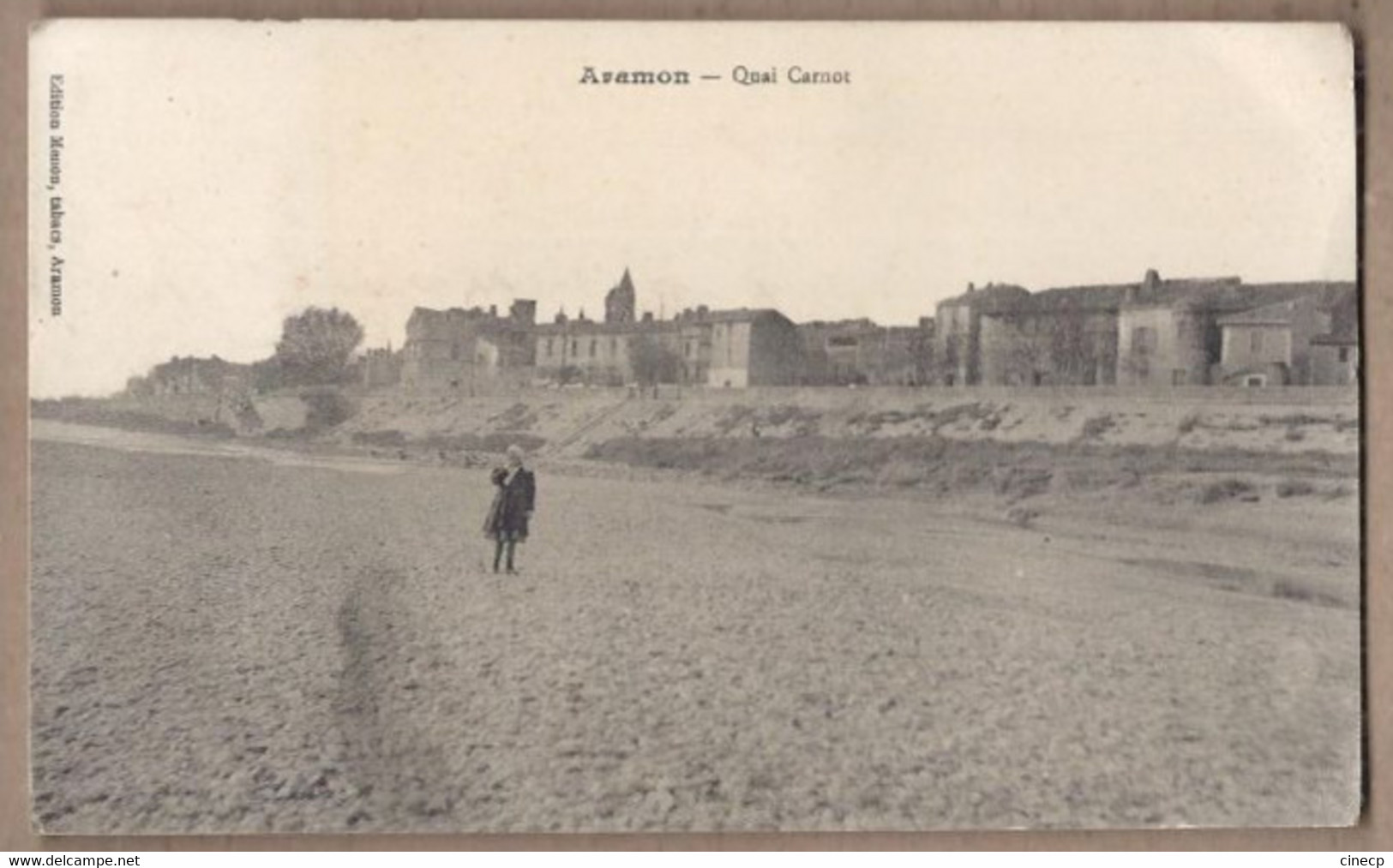 CPA 30 - ARAMON - Quai Carnot - Petite Animation Fillette + Village Derrière Avec Détails Maisons - Aramon