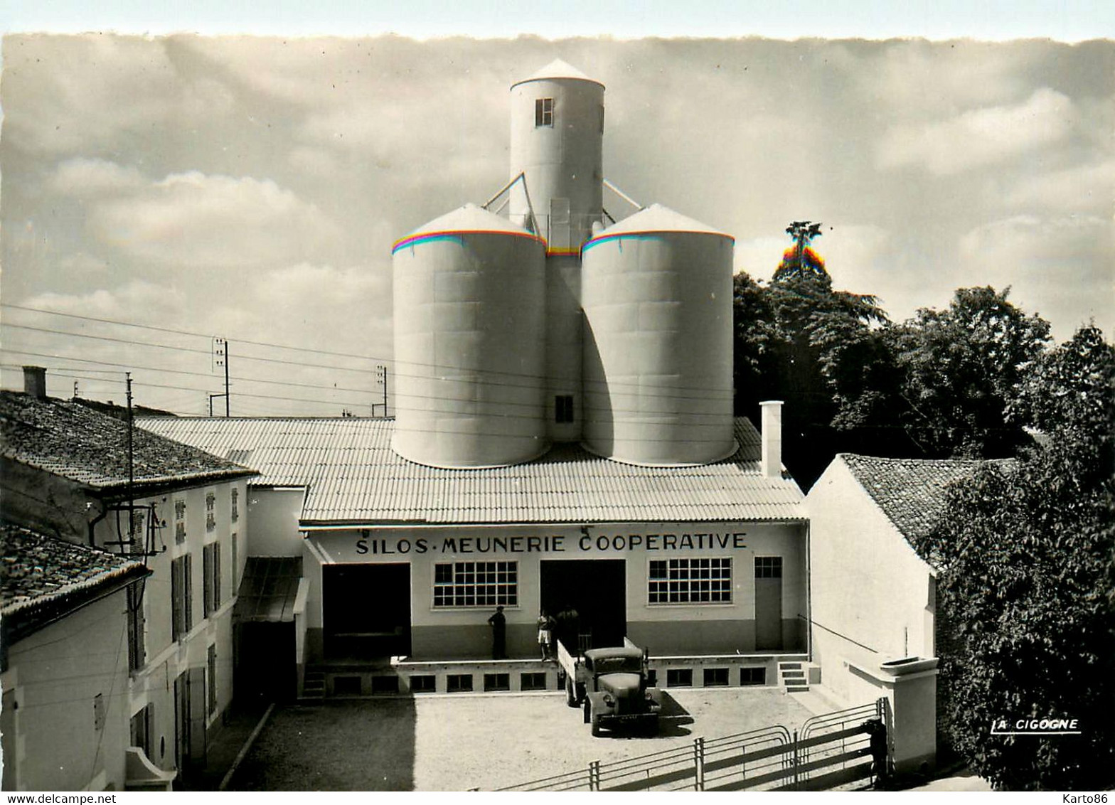 Neuville De Poitou * Vue Sur Les Silos De La Meunerie Coopérative * Camion Camionnette - Neuville En Poitou