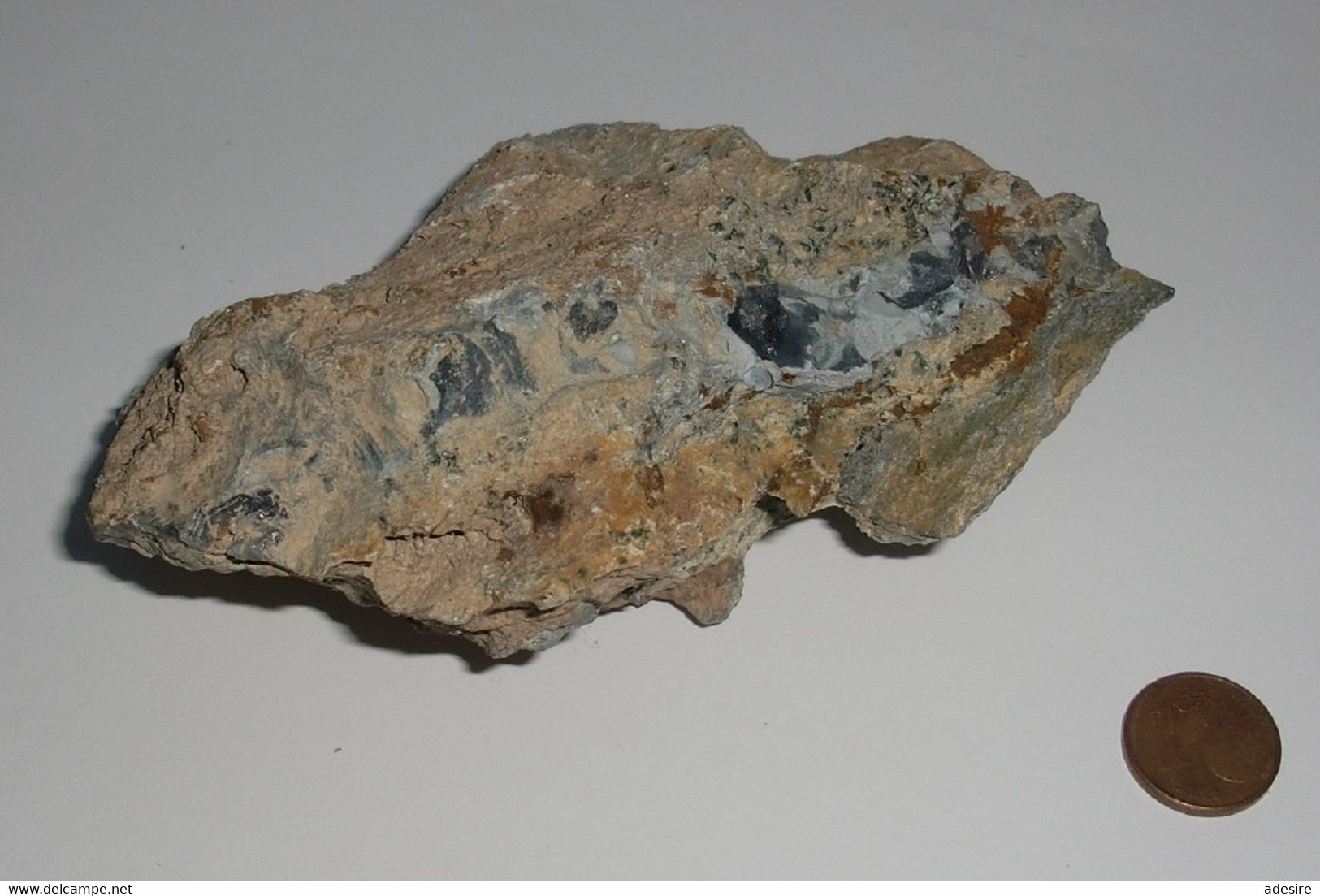 UNBEKANNTES MINERAL, ROHSTEIN Mehrfärbig, Graublaue Einschlüsse, Wunderschönes Sammlerstück, 258 Gramm, 11,5 X 7 X ... - Fossilien