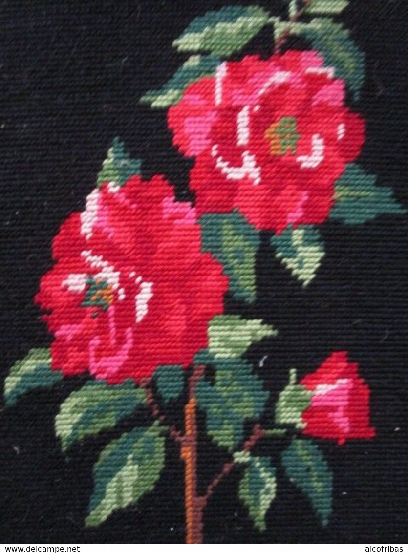 Tapisserie Canevas Roses Rouges Sur Fond Noir Encadré - Rugs, Carpets & Tapestry