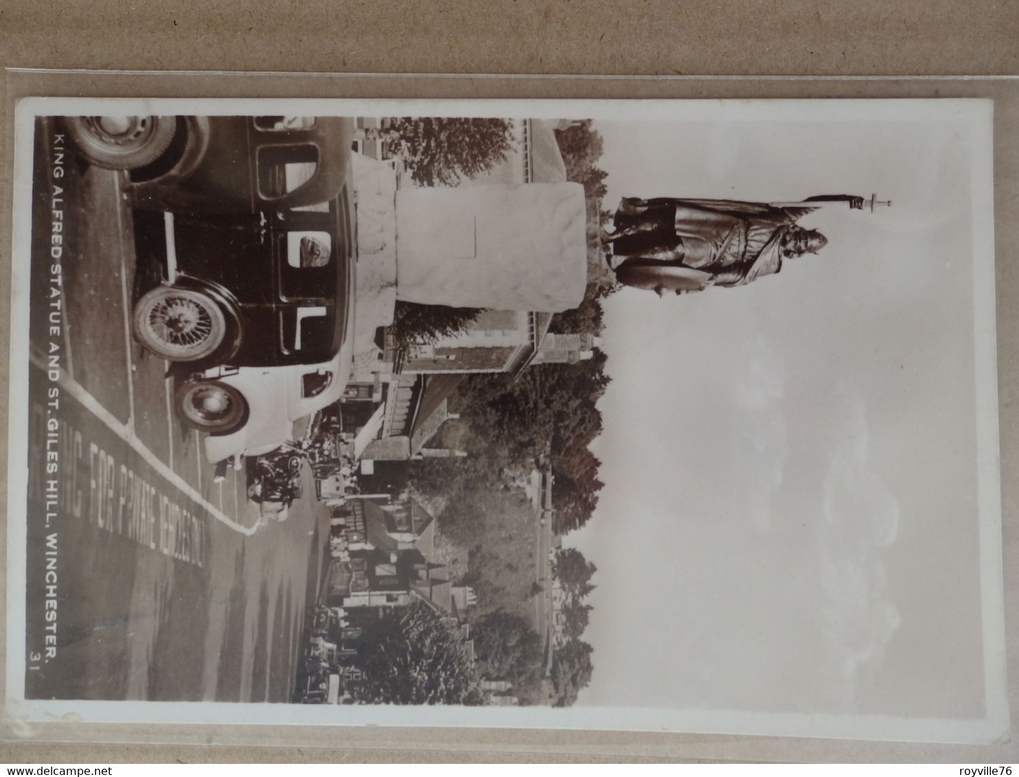 King Alfred Statue And St Giles Hill Winchester. Voitures Anciennes - Winchester