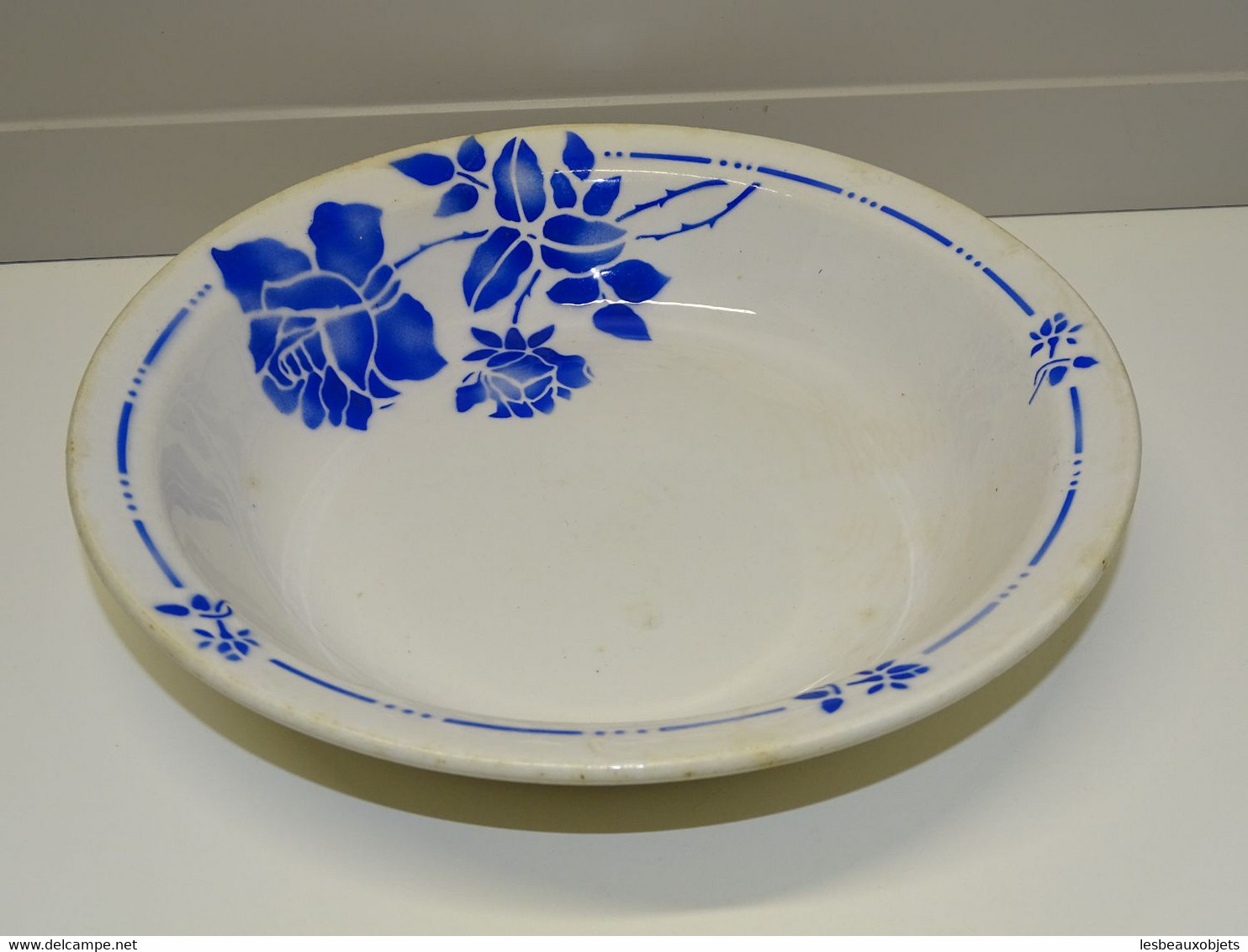 *ANCIEN PLAT ROND CREUX CERAMIQUE ST AMAND GILBERT ART DECO FLEURS BLEUES    E