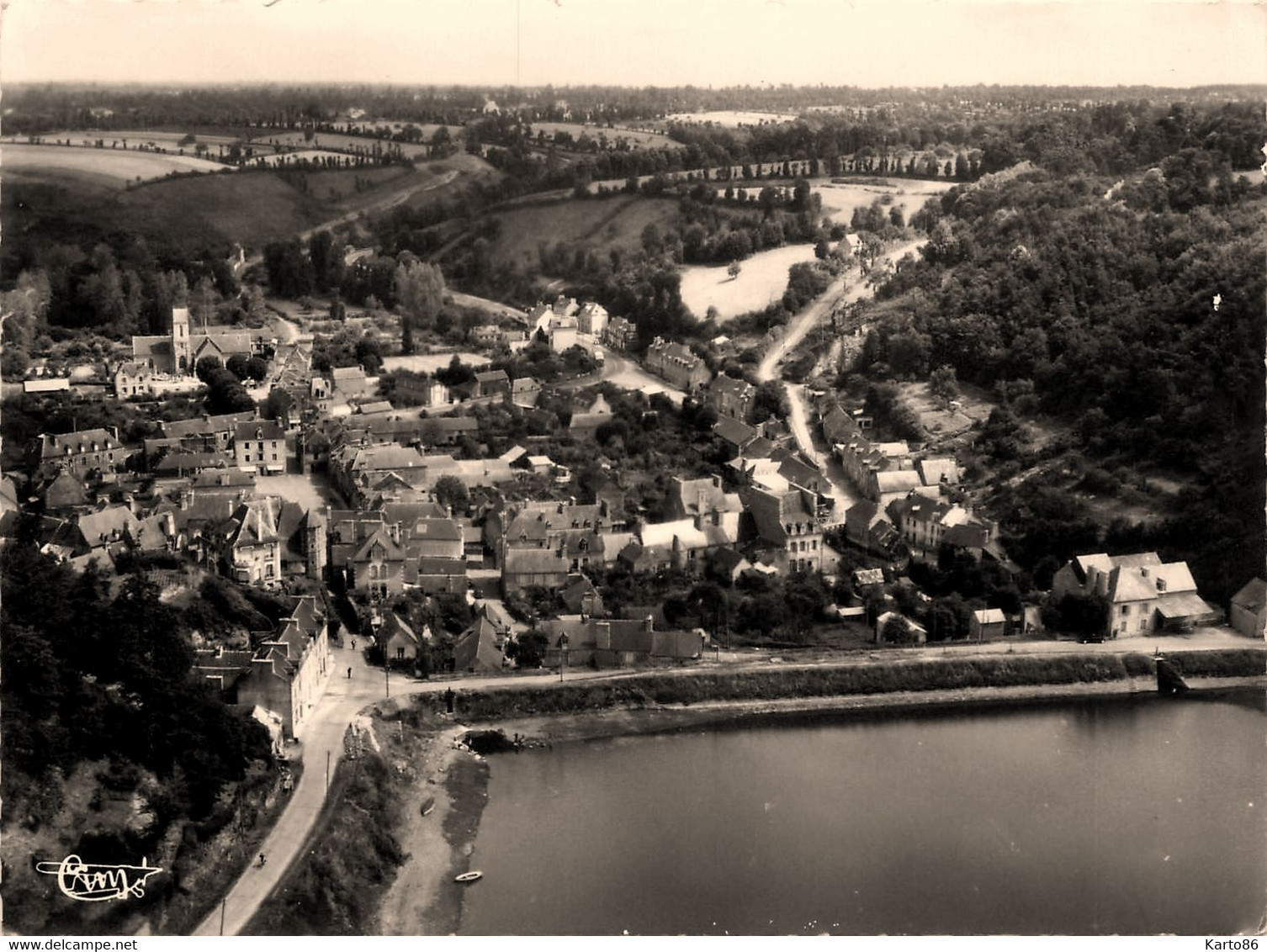 Jugon * Vue Aérienne Panoramique Sur Le Village Et L'étang - Jugon-les-Lacs