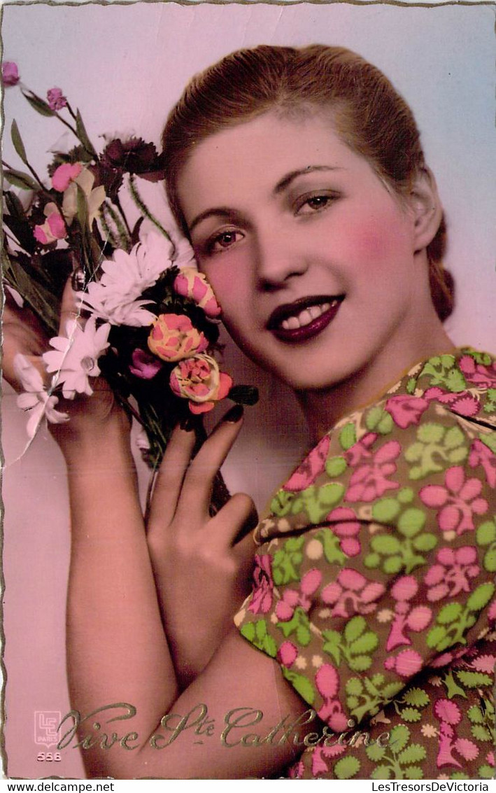 CPA  - FANTAISIE - SAINTE CATHERINE - FEMME AVEC BOUQUET DE FLEURS - SOURIRE - COLORISEE - St. Catherine