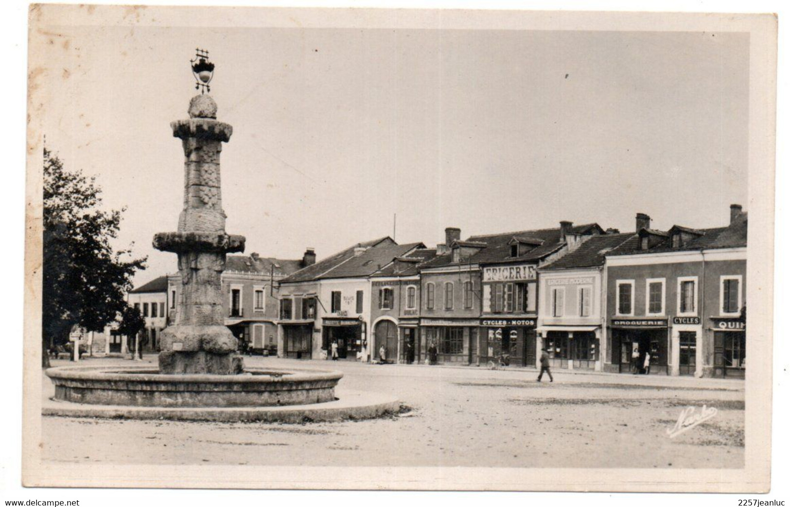 CPSM 65 - Rabastens De Bigorre Place Centrale Timbre Et Oblitération 1957 Au Dos. - Rabastens De Bigorre