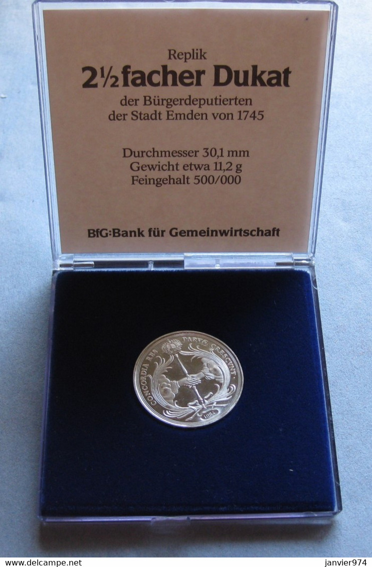 Refrappe En Argent De 1984, 2 1/2 Facher Dukat Stadt Emden 1745 Par BfG Bank FB, Dans Sa Boite, FDC - Taler & Doppeltaler