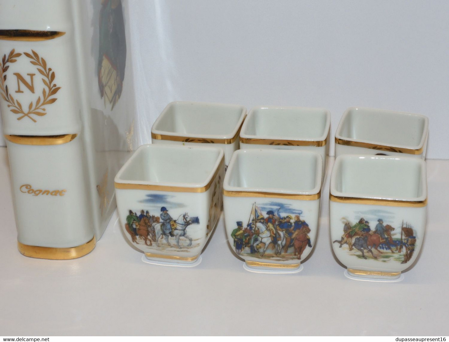 *SERVICE LIMOGES NAPOLEON FLASQUE & 6 PETITS VERRES CAMPAGNES NAPOLEONIENNES  E