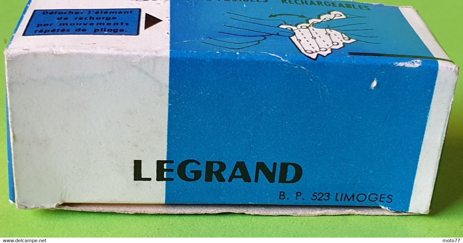 Ancienne BOITE et 60 FUSIBLES 20 ampères pour porte fusible rechargeable - LEGRAND - Enfant à la casquette - vers 1960