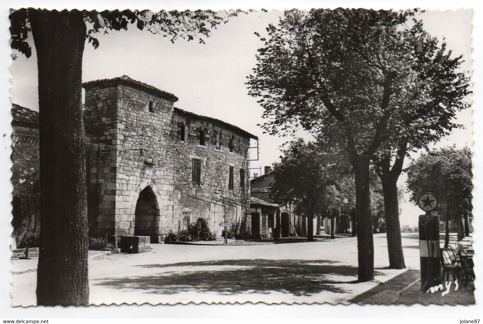 CPA   82   MONTPEZAT DE QUERCY    -    BOULEVARD LES FOSSES  A DROITE LE POSTE D ESSENCE - Montpezat De Quercy