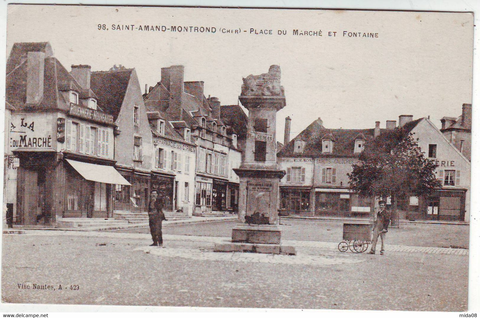 18. SAINT AMAND MONTROND . PLACE DU MARCHE ET FONTAINE . ANIMEE - Saint-Amand-Montrond