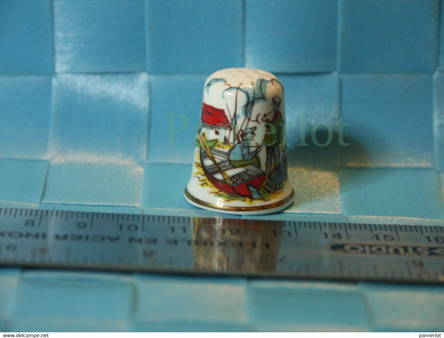 Ancien Dé A Coudre - Porcelaine - Fishing, Prince Edward Island - Gold Ring  - Mercerie Couture Broderie - Dedales