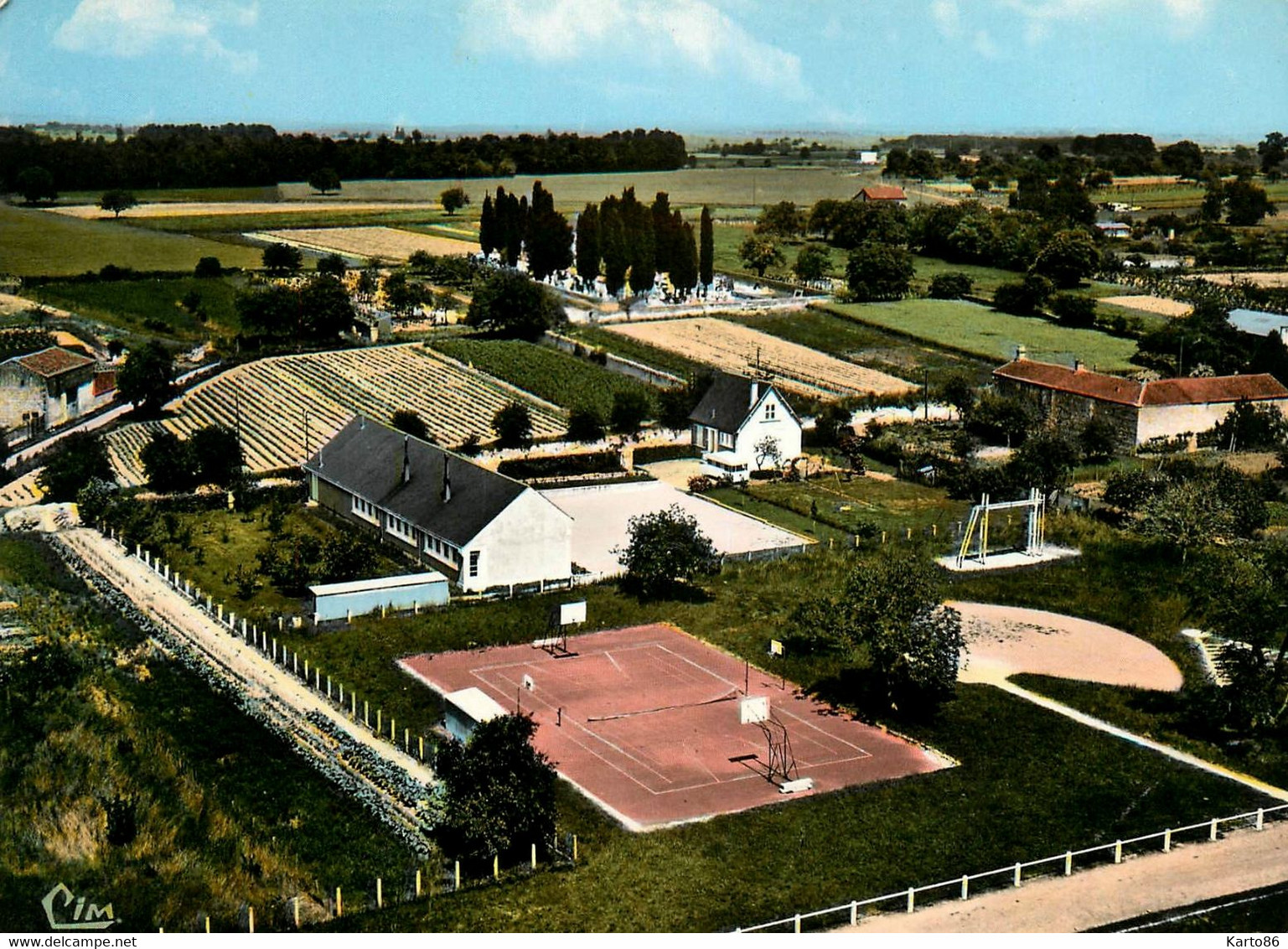 Monts Sur Guesnes * Vue Aérienne Du Village , Le Terrain De Jeux Et Le Groupe Scolaire * école Basket Sport - Monts Sur Guesnes